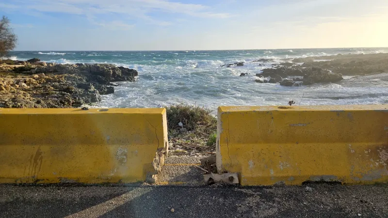 Il mare “mangia” la Puglia