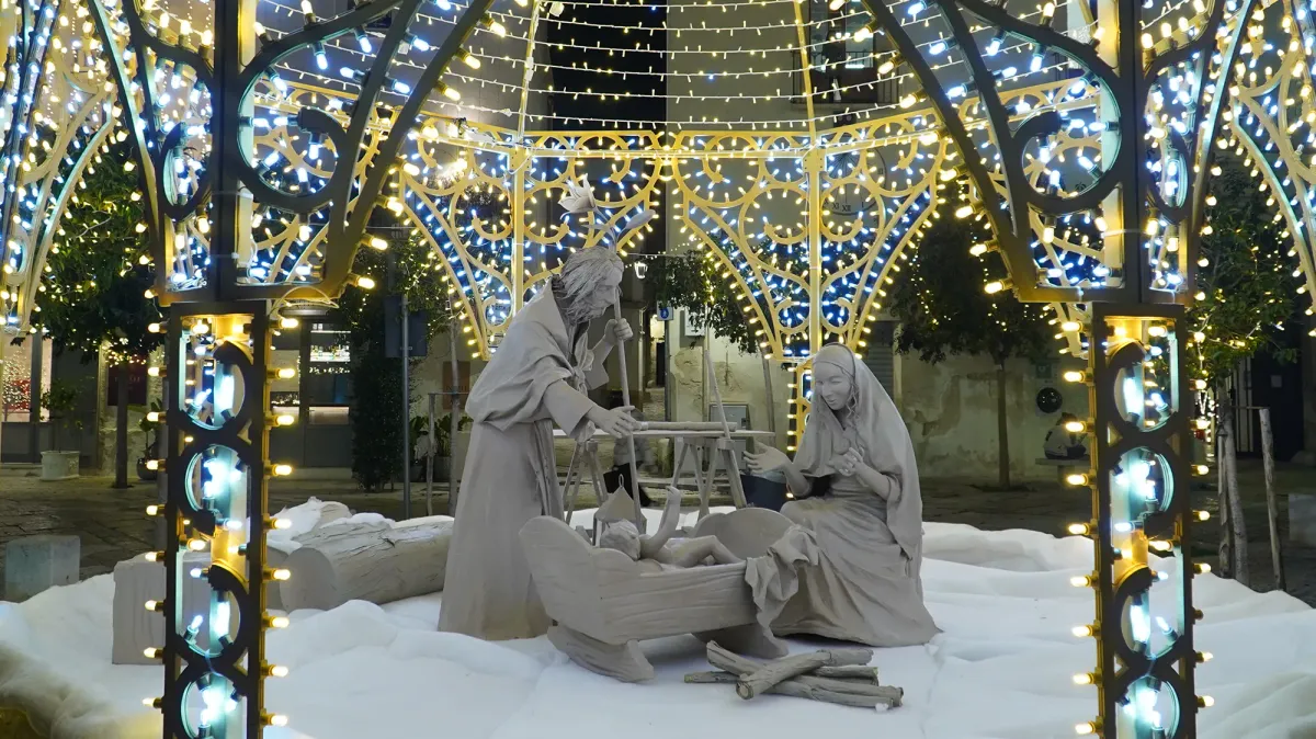 Monopoli, l'arte delle luminarie “colora” il Natale
