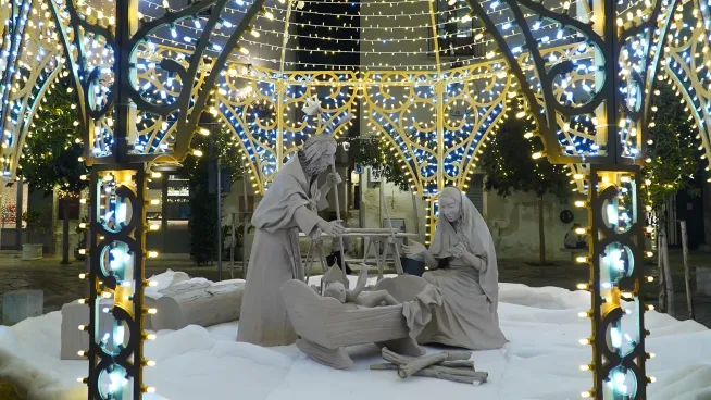 Monopoli, l'arte delle luminarie “colora” il Natale