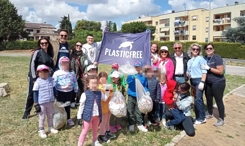 Guanti, ramazza e il ricco bottino: 500 kg di rifiuti