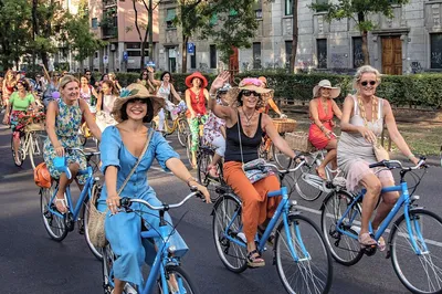 Passaparola: vestiti stravaganti e colorati, la passeggiata in bici è fancy