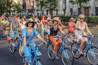 Passaparola: vestiti stravaganti e colorati, la passeggiata in bici è fancy