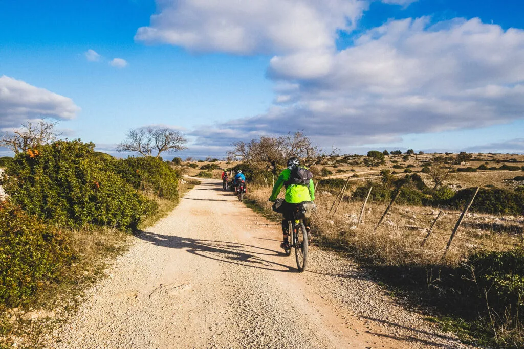 Sulla via dei cammini: zaini in spalla e natura