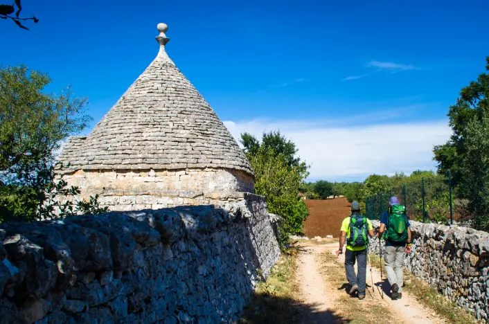 Sulla via dei cammini: zaini in spalla e natura