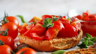 'Sponzata' nell'acqua e condita coi pomodori. Mi presento, sono la frisella