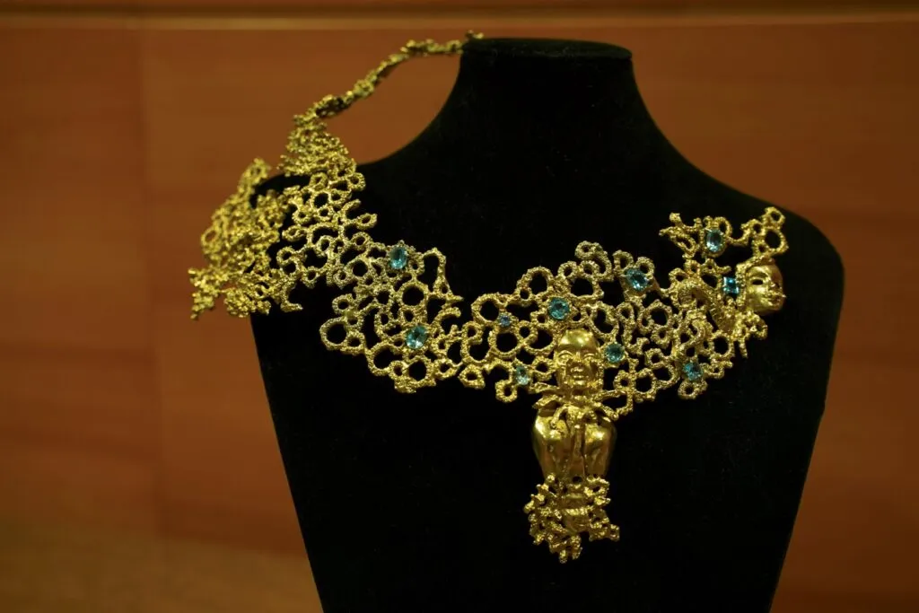 gioiello scultoreo dedicato all'acqua della collezione della designer Raffella Baldassarre