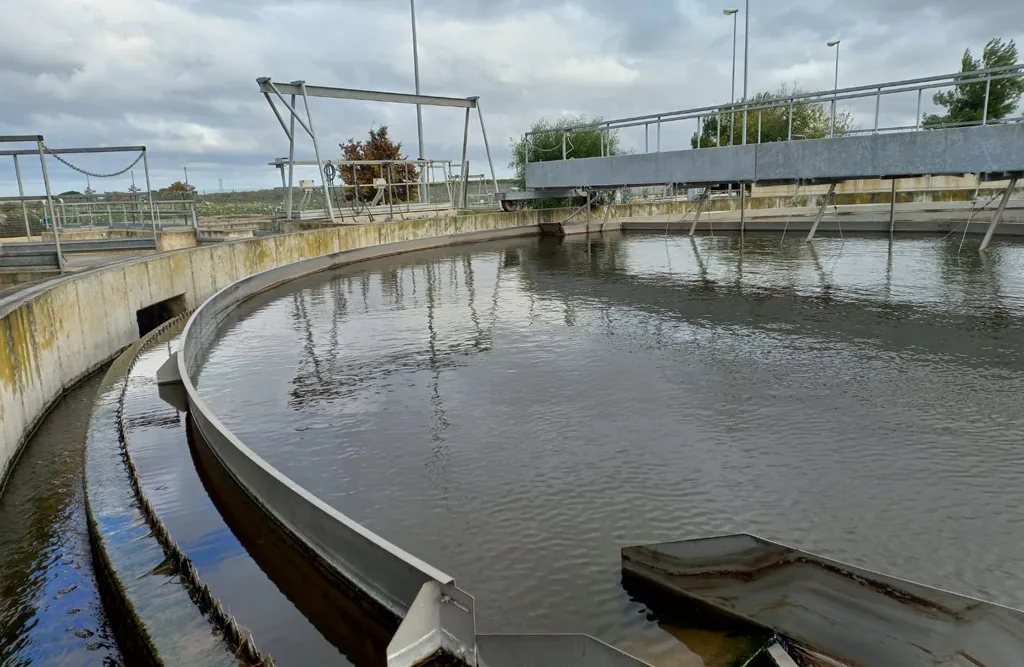 Una vasca di depurazione dell'impianto di Acquaviva delle Fonti (Ba)