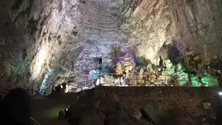 "Presto che è tardi": Alice nelle Grotte delle Meraviglie